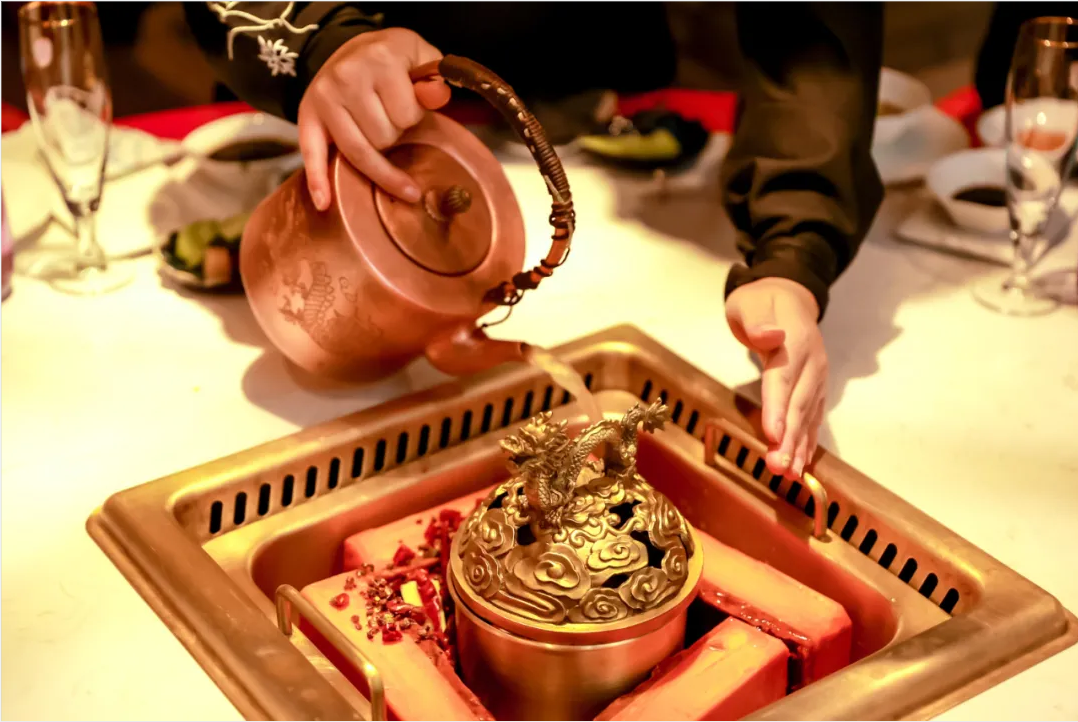 火鍋“新物種”強(qiáng)勢崛起！“發(fā)酵鍋底”正在升級火鍋賽道